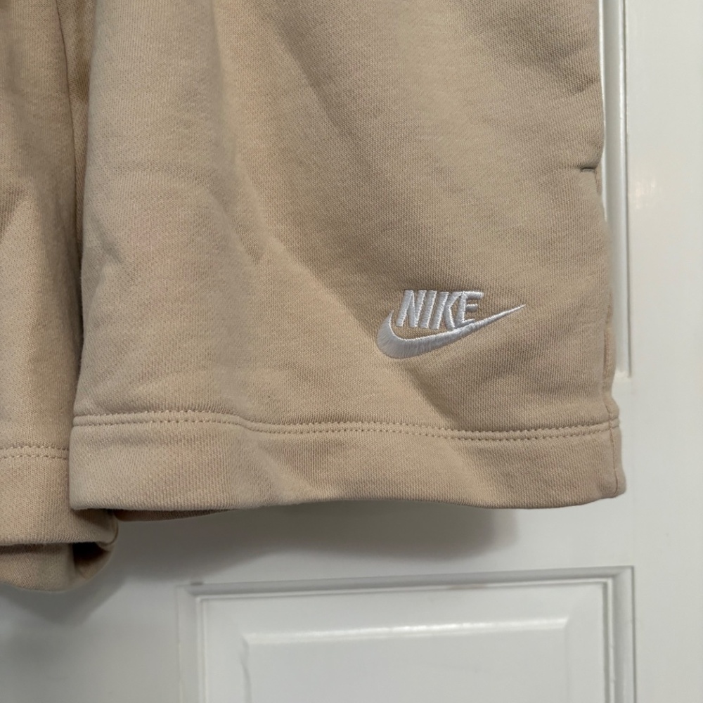 Nike Women’s Sportswear Phoenix Mid-rise 4” shorts - Picture 2 of 5